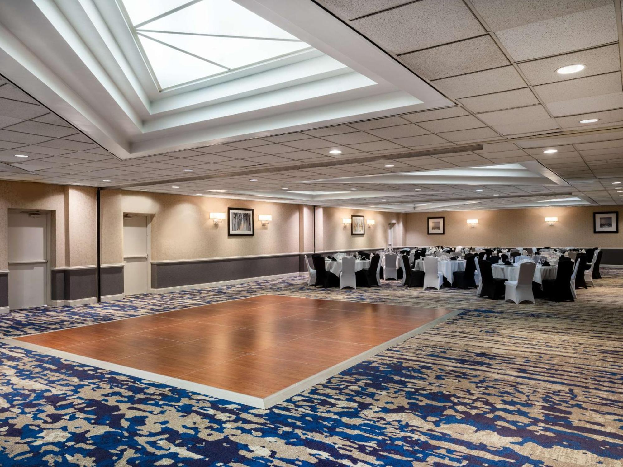 Embassy Suites Baltimore - North/Хънт Вали Екстериор снимка