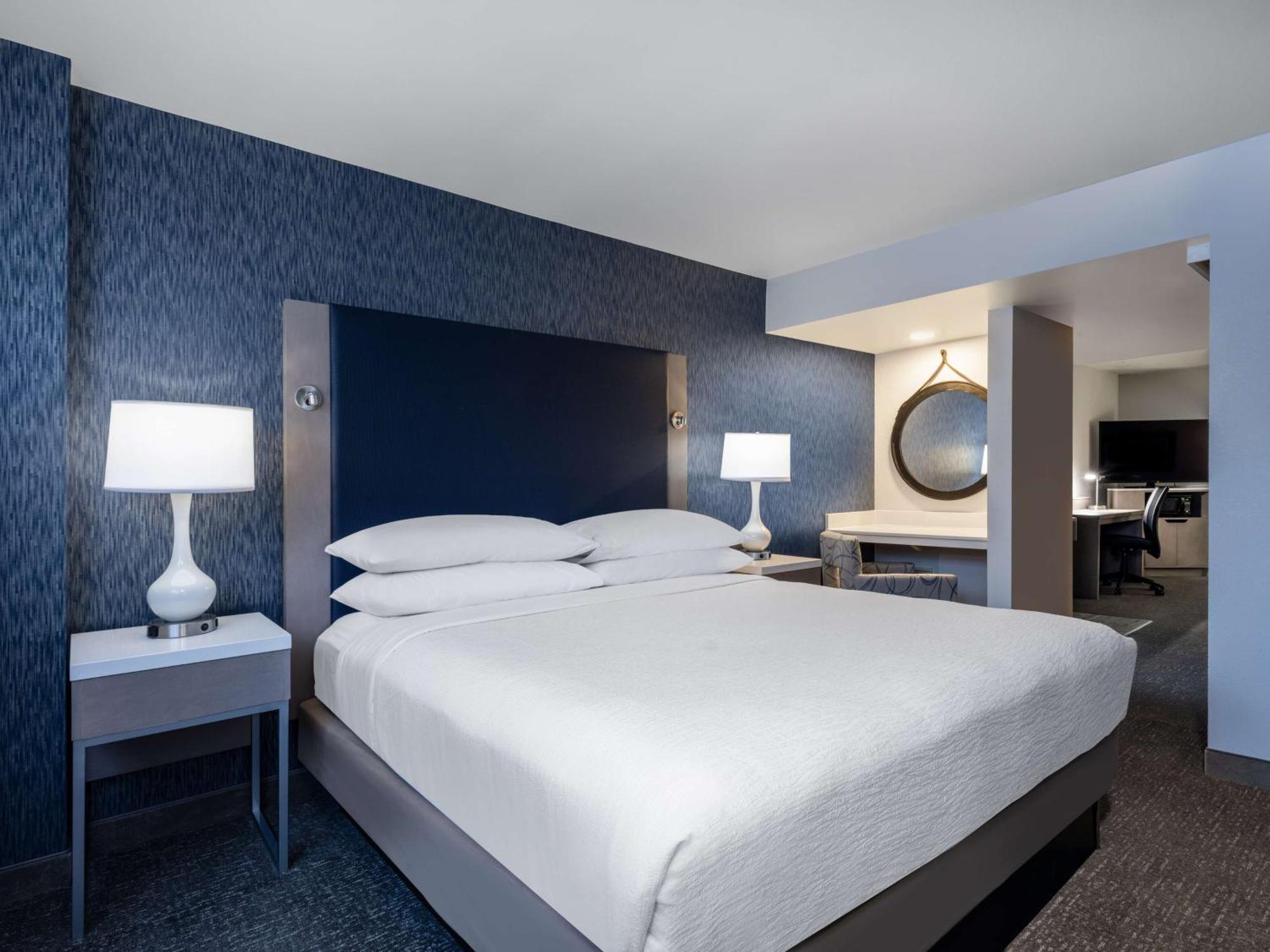 Embassy Suites Baltimore - North/Хънт Вали Екстериор снимка