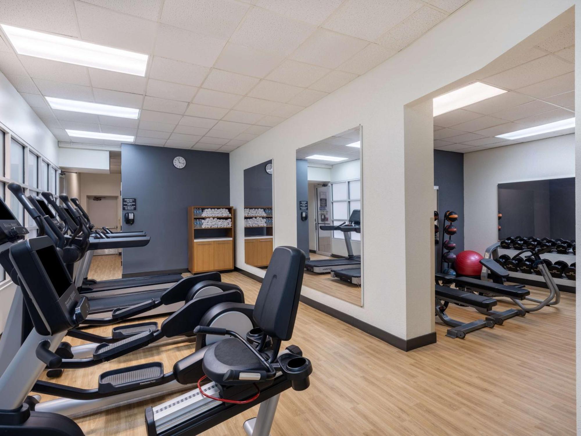 Embassy Suites Baltimore - North/Хънт Вали Екстериор снимка