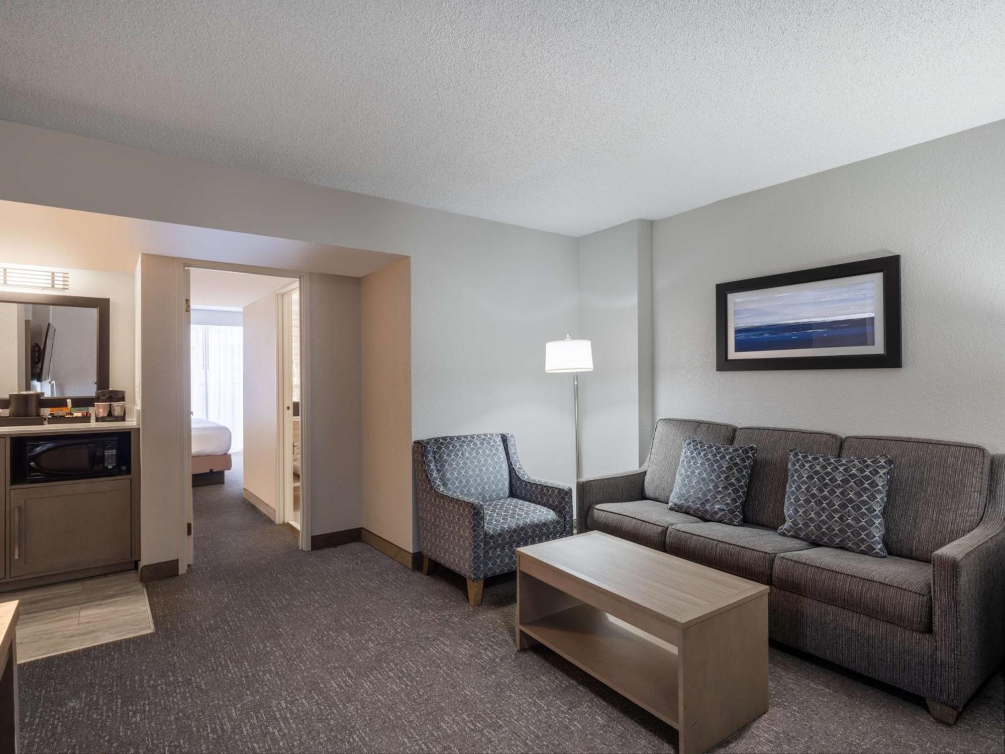 Embassy Suites Baltimore - North/Хънт Вали Екстериор снимка